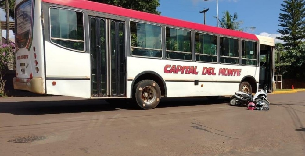 Dos mujeres heridas al chocar con un colectivo