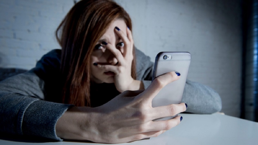 La mitad de los argentinos teme que sus parejas los espíen con aplicaciones secretas