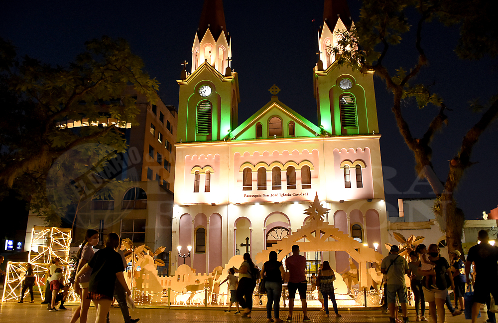 Posadas arrancó oficialmente la temporada navideña con luces y adornos
