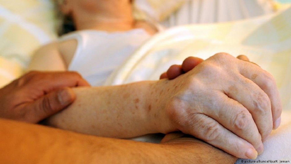 Exigen vacunarse contra el COVID-19 antes de someterse a suicidio asistido