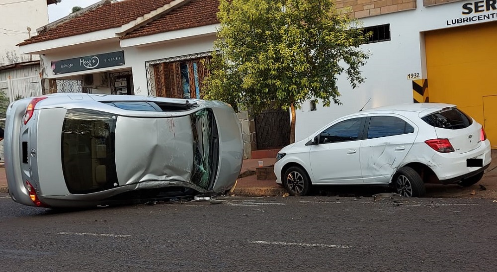 Violento choque y vuelco de un auto cerca del centro de Posadas