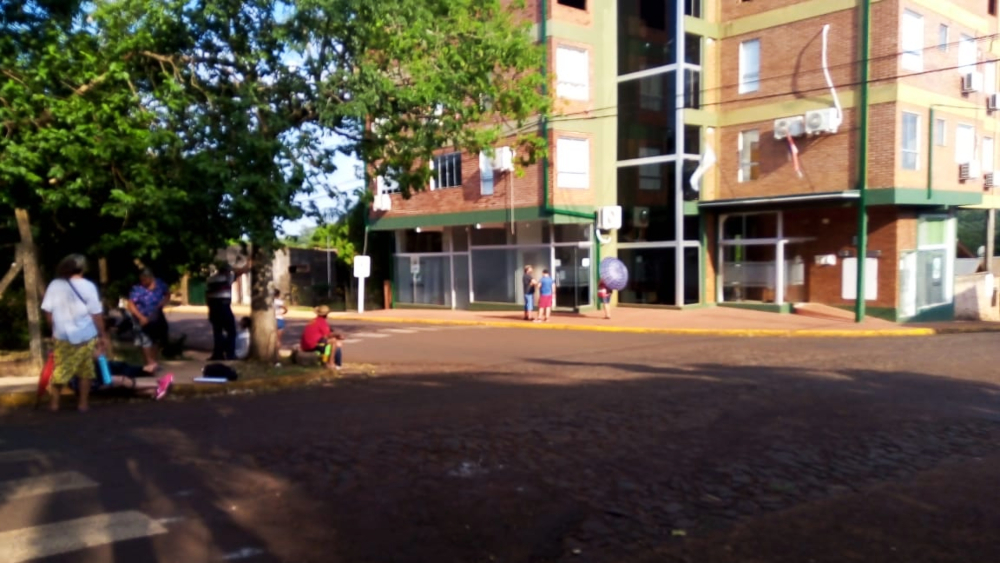 Vecinos sin agua y luz reclaman soluciones en Montecarlo