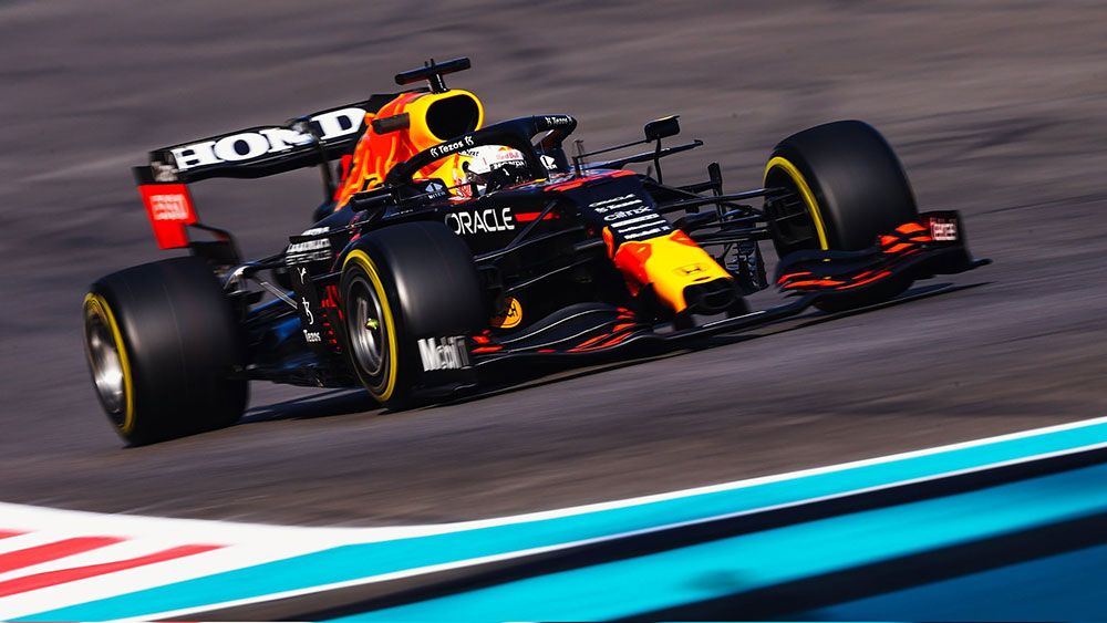 Verstappen logró la pole en Abu Dhabi y le sacó una leve ventaja a Hamilton