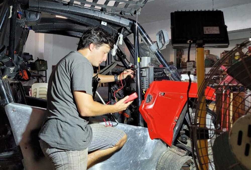 ARAZUNÚ. En guaraní, significa relámpago o ruido que viene del cielo. Además de piloto, Agustín es ingeniero y lleva adelante la idea.