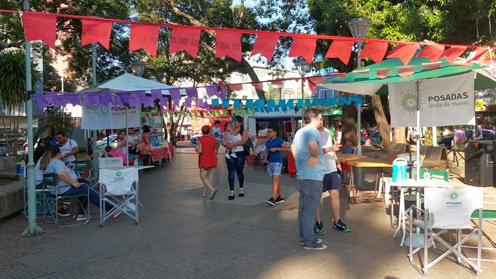 Tarde de feria y música en el Paseo La Terminal de Posadas