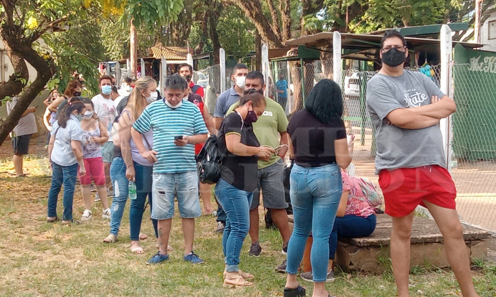 Lunes de largas filas para testearse en el Madariaga