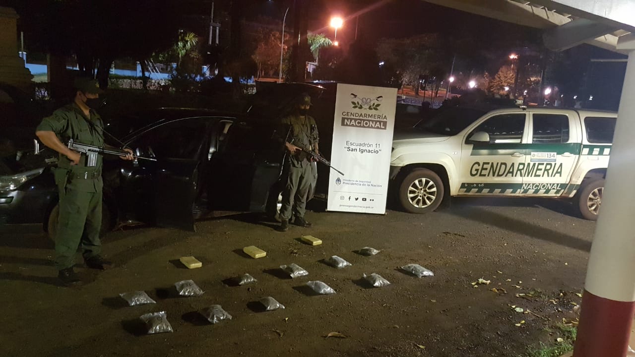 Atraparon a pareja que transportaba marihuana en un auto robado