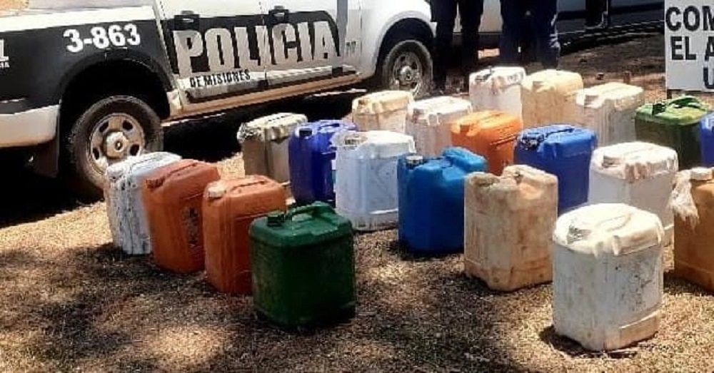 Sigue el contrabando de combustible: la policía incautó 22 bidones