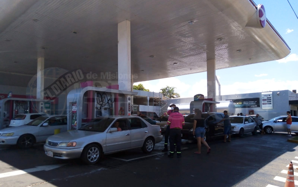 Caos en el tránsito por cola para cargar combustible en Rademacher y Monteagudo