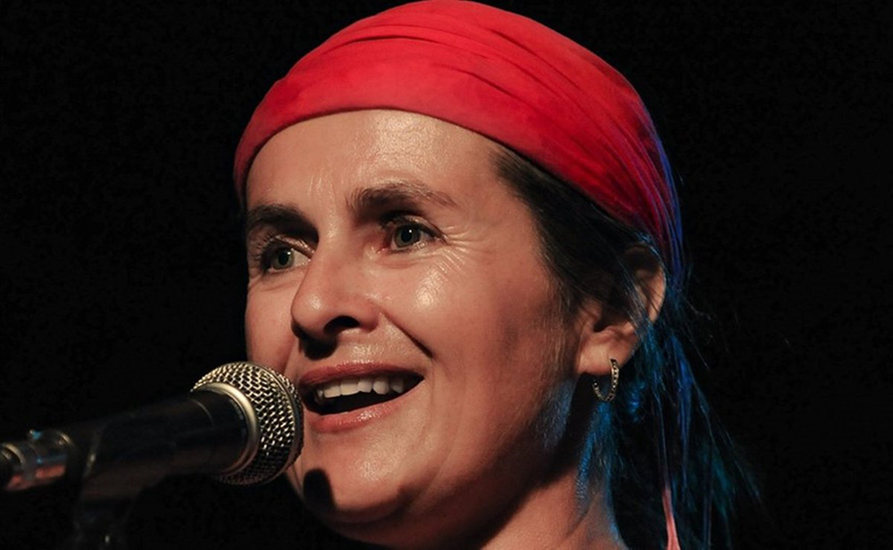 Cantante antivacunas muere después de contagiarse COVID intencionalmente