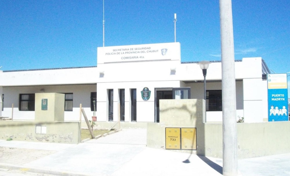 Con un cuchillo clavado en el cráneo, persiguió a sus agresores y los chocó