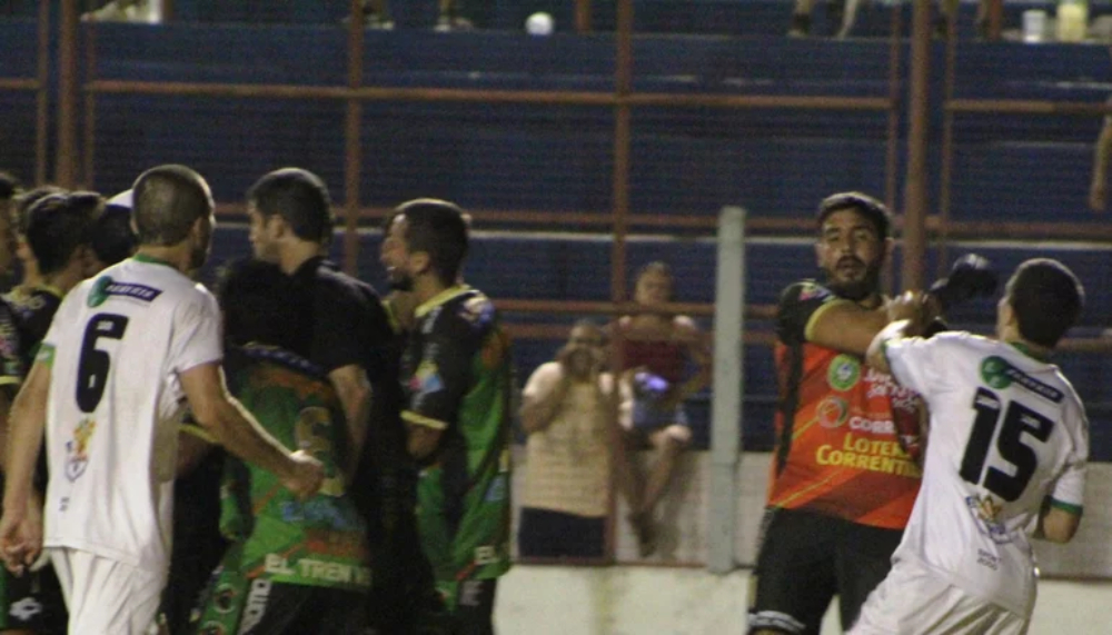 VIDEO: Piñas, balas de goma y suspensión en la final de la Liga Correntina