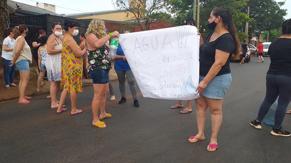 Cortan calles de Posadas tras cumplir seis días sin agua