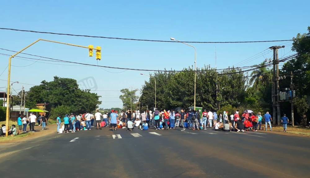 Vecinos sin agua cortaron la ruta 12 en Itaembé Miní