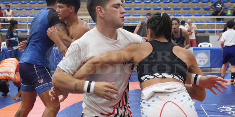 PROMETEN. Mauri Lovera y el precalentamiento con Azul Sánchez. Atrás, Delgadillo. Misiones, otra vez protagonista.