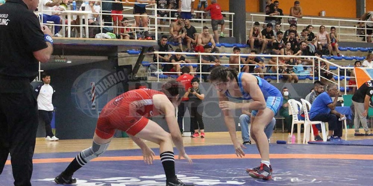 DEBUT EXITOSO. Camila Amarilla (a la derecha) abrió el Argentino para Misiones con un triunfo, ayer por la mañana. La posadeña se quedó con la plata.