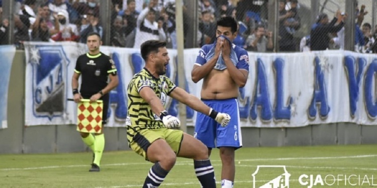 HÉROE. Bachke celebra ayer tras atajar el segundo penal. Juventud, adentro.