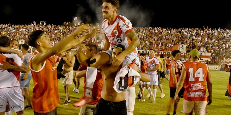 EN ANDAS. El capitán y el cariño de la gente tras la victoria de anoche.