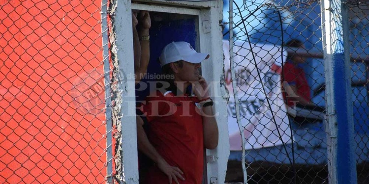 DESDE AFUERA. Marczuk vivió el partido de ayer desde el acceso a los vestuarios, tras la expulsión ante Sol de América.