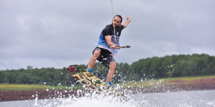 ACCIÓN. Los deportistas surcaron las aguas del Lago Urugua-í.