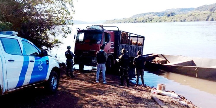 CONTRABANDO. Al producto lo pasan por barcazas que parten de puertos clandestinos en la costa del río Uruguay.