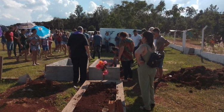 ÚLTIMO ADIÓS. Dos móviles funerarios trasladaron los cuerpos hasta el cementerio de San Antonio, donde ya estaban erigidas tumbas de mampostería (Fotos gentileza San Antonio Hoy)