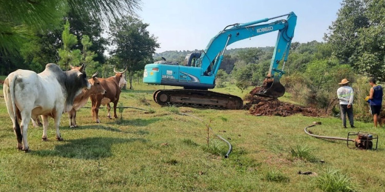 PARA LOS ANIMALES DE LA CHACRA. La sequía dejó a muchos colonos sin agua incluso para los animales, se están haciendo bebederos nuevos.