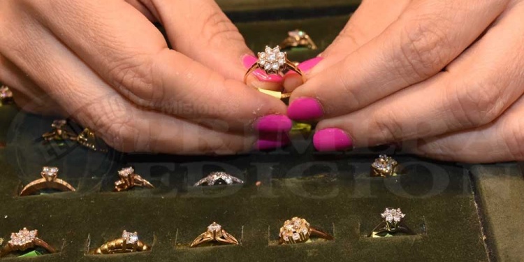 VIVA EL AMOR. Pedir la mano con un anillo, un clásico del 14 de febrero.