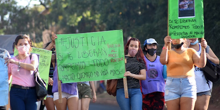 CORAJE EN EL ROSTRO. Familiares y amigas de las víctimas marcharon para exigir justicia el viernes 28 de enero.