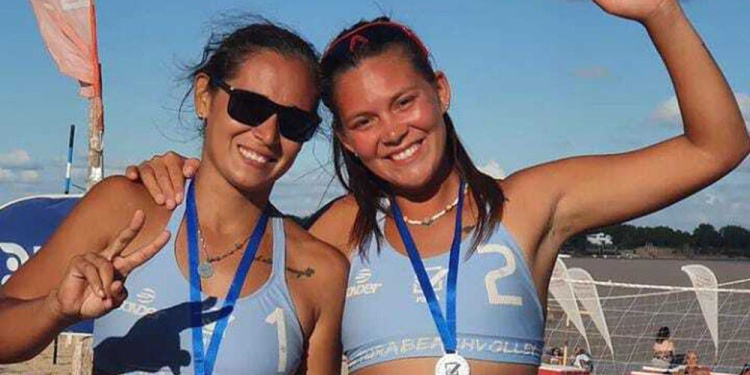 OTRA VEZ. Cecilia y Daniela con la medalla de plata colgada en el pecho.