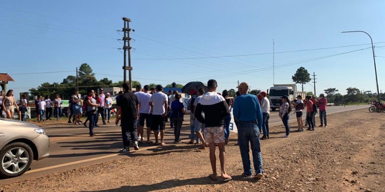 POR CALLES Y AVENIDAS. La marcha finalizó frente a la comuna local.