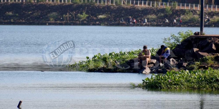 PESE A LA ALERTA. La gente continúa realizando actividades en ambos arroyos, ayer (foto) eran varios los pescadores a la orilla del Mártires.