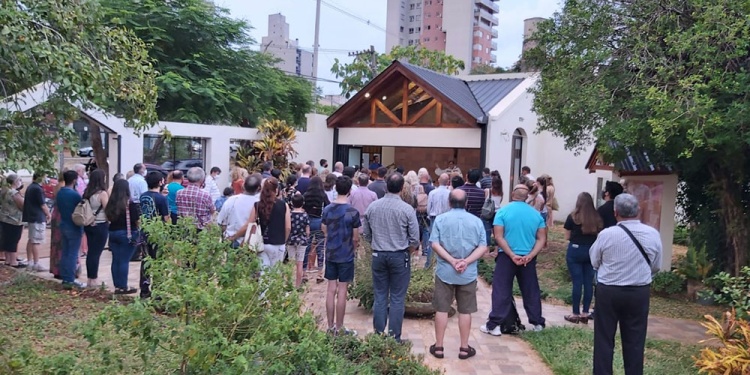 REPOSO FINAL. Las ceremonias de despedida se realizan en el patio de la parroquia Sagrada Familia.