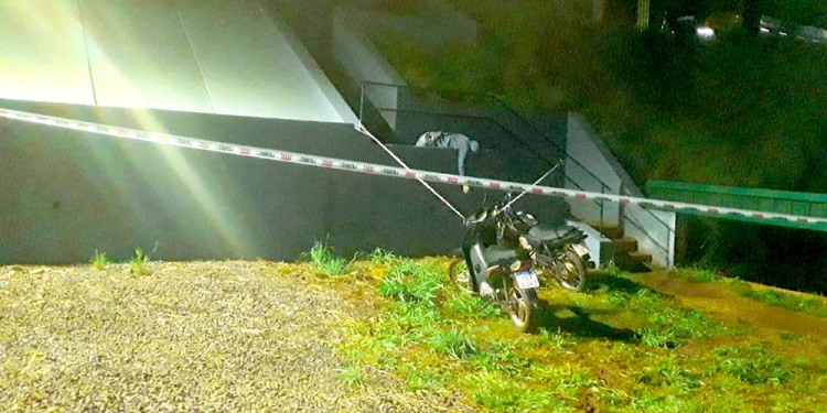 ACCESO LATERAL. En una de las escaleras que conducen a la administración del emprendimiento “Placas Rivadavia SRL” cayó baleado Leandro Andino.