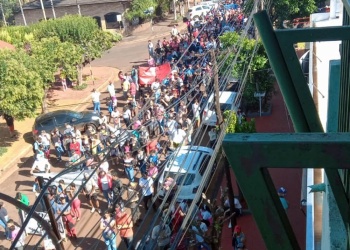 Protesta de vecinos frente a la CELO