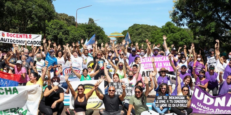 Corte de ruta docente en Jardín América