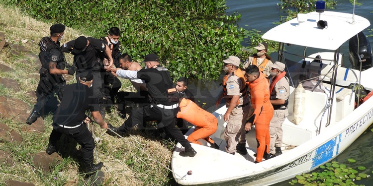 EN TIERRA Y AGUA. Navarro Gómez opuso resistencia a su arresto y se necesitaron más de diez uniformados, hasta jefes policiales, para lograr sacarlo de debajo del puente y ya en tierra trasladarlo hasta la comisaría Décima de la Unidad Regional X.