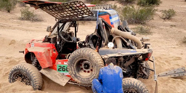 DESAFÍO. Arasunu, el vehículo misionero, encajado en el “fesh fesh”. Toda una experiencia.