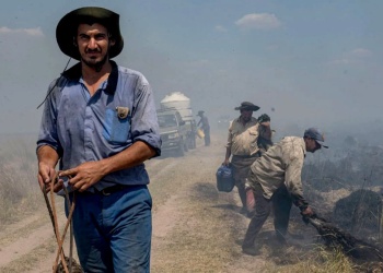 Escándalo en Corrientes: Valdés elige los carnavales y su provincia está en llamas