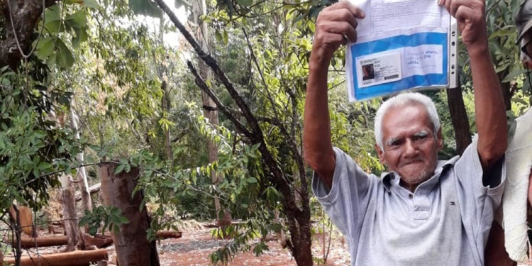 RESTITUCIÓN. Juan Grondona recibió su primer DNI a los 56 años en el marco del Programa Indocumentado Cero.