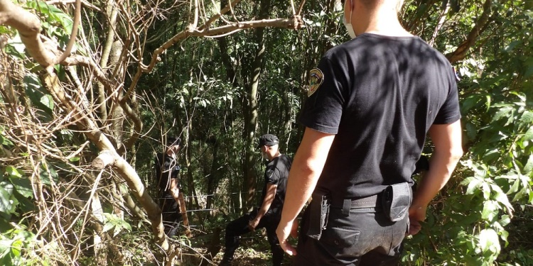 EL PEOR DESENLACE. El cadáver estaba semienterrado y tapado con ramas, en una zona rural de difícil acceso.