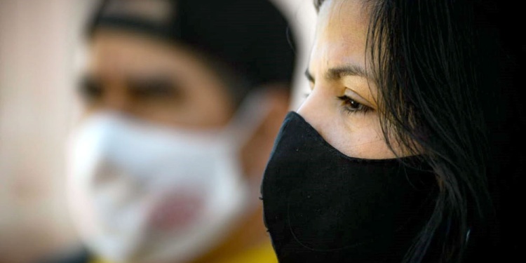 DESESPERADA. La madre de la menor abusada se presentó ayer en la plaza 9 de Julio para pedir ayuda y defenderla.