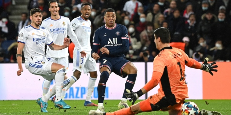Kylian Mbappe convierte el gol del triunfo del PSG ante el Real Madrid. (NA).