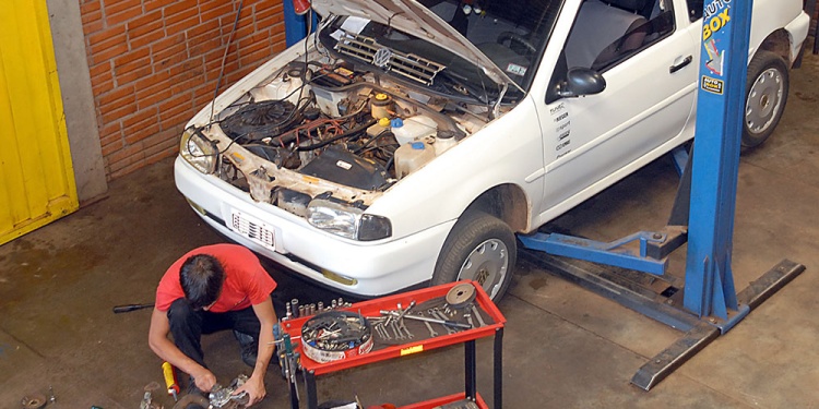 EN SU SALSA. Los mecánicos son los encargados de reparar y mantener vehículos en talleres de manera periódica, o cuando el cliente precise el servicio.