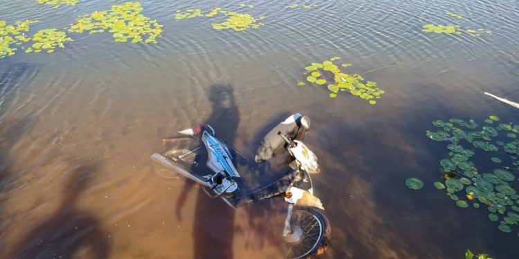 INVESTIGACIÓN. La motocicleta fue abandonada en el río Paraná.