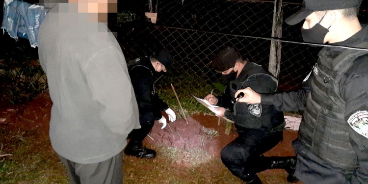 EVIDENCIA. En un allanamiento hallaron enterrada un arma blanca con la que habrían apuñalado a la víctima.