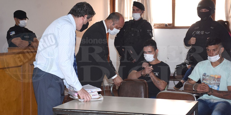 JUNTO A SU DEFENSA. Los imputados instantes previos a ser condenados.