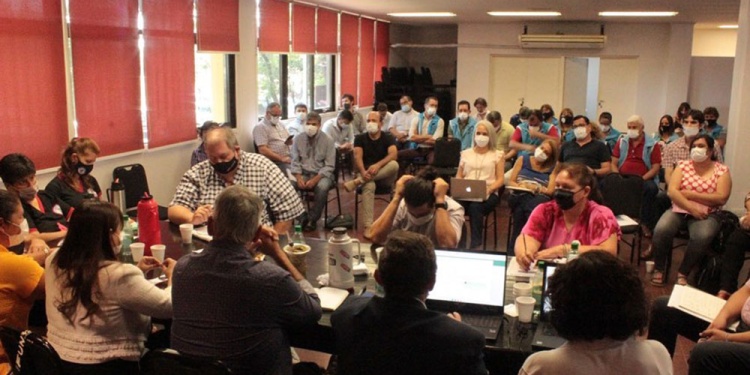 PRIMER ENCUENTRO. Funcionarios y gremios reunidos ayer en el Ministerio de Educación de Misiones.
