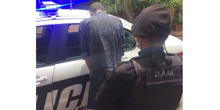 TRAS LAS REJAS. El acusado tras ser capturado por los uniformados.