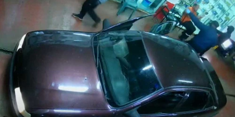 TODO GRABADO. Las cámaras del lugar captaron cuando los delincuentes intimidaron al empleado e ingresaron a robar.